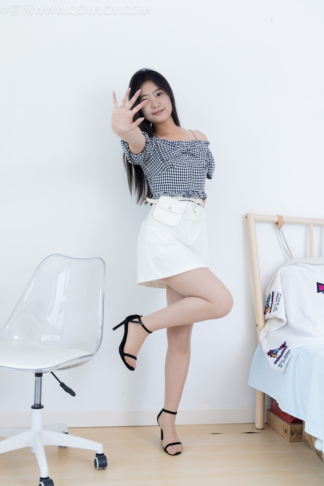 资讯|物恋传媒 – NO.2484期 《芋头》 三双高跟凉鞋，薄肉丝[脚尖透明款]，裸足，视频为超近景特写，物恋传媒摄影作