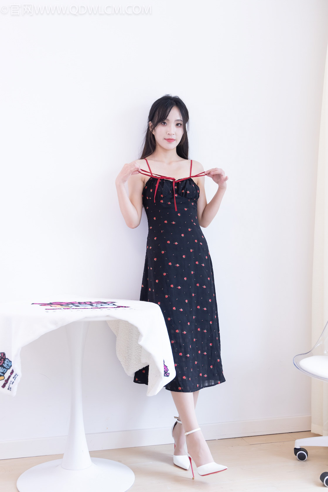 物恋传媒 - NO.2481期 《辣辣》 高跟鞋，薄肉丝[脚尖加固款]，物恋传媒摄影作品