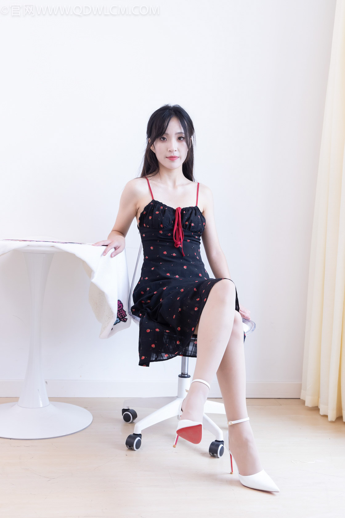 物恋传媒 - NO.2481期 《辣辣》 高跟鞋，薄肉丝[脚尖加固款]，物恋传媒摄影作品