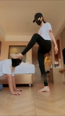 资讯|直播视频 《美娜格格》近距离-酸臭脚丫狂舔 [20分43秒]