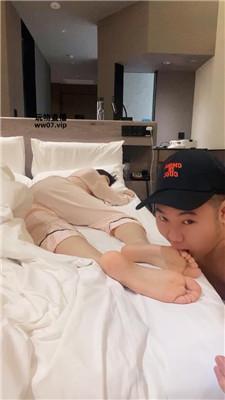 【网盘】【小格】脚下伺候主人起床【双视角版】JS250317-44