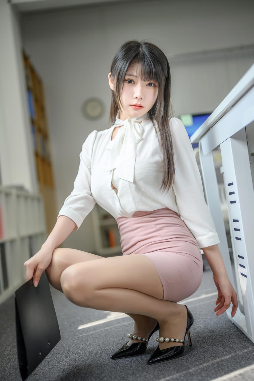 香草喵露露 忙露的职场 粉白裙子