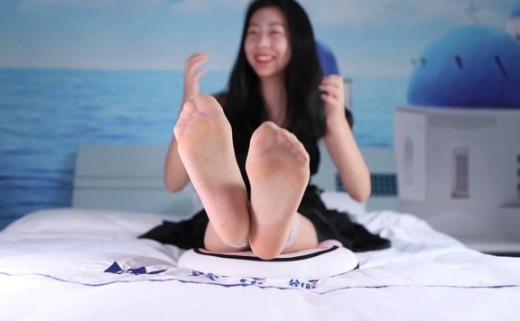 【网盘】[脚模摄影] 13-舞蹈学妹抹油挠脚心