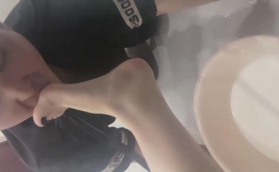 【网盘】【馨馨S】喝洗脚水圣水/全体重踩踏  JS23050703