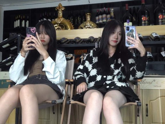 【网盘】[视频] 南国足艺 思薇和美琪，无意识玩脚，随意抚摸，颜值太美了