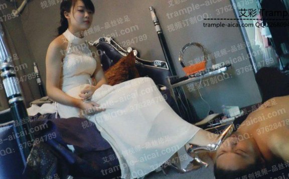 【网盘】馨雨礼服金色高跟鞋踩踏