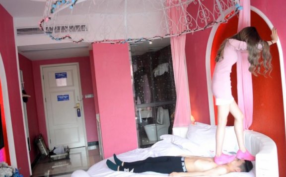 【网盘】『奴隶岛』—女神运动鞋跺踩出血