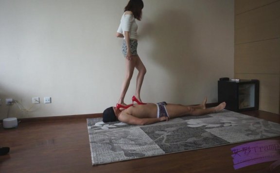 【网盘】双人高跟鞋践踏毯子