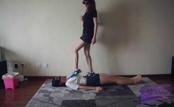 【网盘】『小妮女女』白袜运动鞋的羞辱践踏女奴