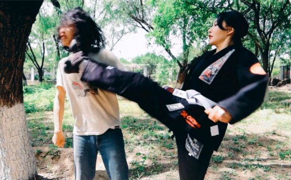 【网盘】【冰时代】野外暴力踹脸踢死偷窥者冰果棍