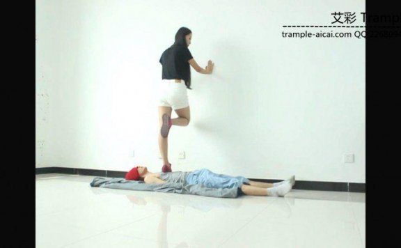 【网盘】超漂亮天依女主运动鞋下的贱狗！