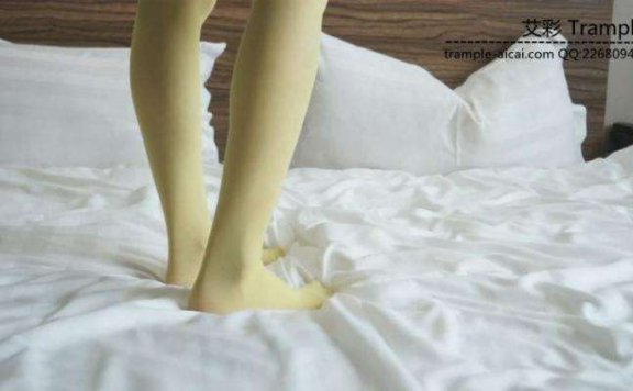 【网盘】艺校美女原味小白鞋踩草莓