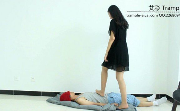 【网盘】超模天星女主肉丝袜玩弄践踏贱狗头部下体!