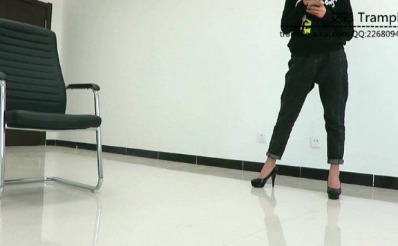 【网盘】舔00后天使女主高跟被女主骑乘舔裸足!