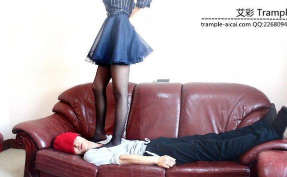 【网盘】车模炎主黑丝践踏身体下体膝盖全体重跪身！