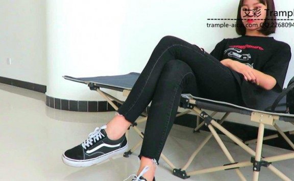 【网盘】00后女主左手开工打耳光骑跨贱狗!