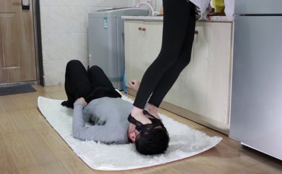 【网盘】【黑丝诱惑】素人姣姣原味脏短靴踩踏骑马钻胯 YC-221211-2