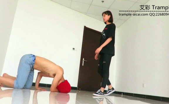 【网盘】00后女主爆踢下体羞辱贱狗磕头!