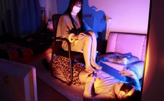 【网盘】【黑丝诱惑】素人姣姣裸足脚深喉舔旗袍绣花脏鞋底 YC-230114-4