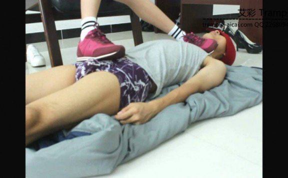 【网盘】00后女主运动鞋,运动棉袜践踏贱狗下体让贱狗闻舔!