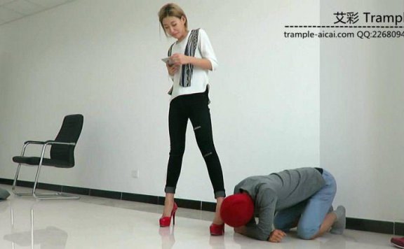 【网盘】女主红色高跟遛狗胯下玩弄!