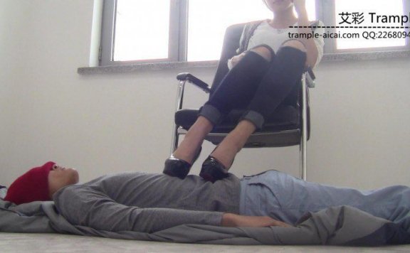 【网盘】冰冰女主黑高跟羞辱脚踏垫!