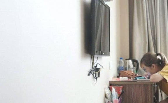 【网盘】前台话务员小雨的初次裸足调教