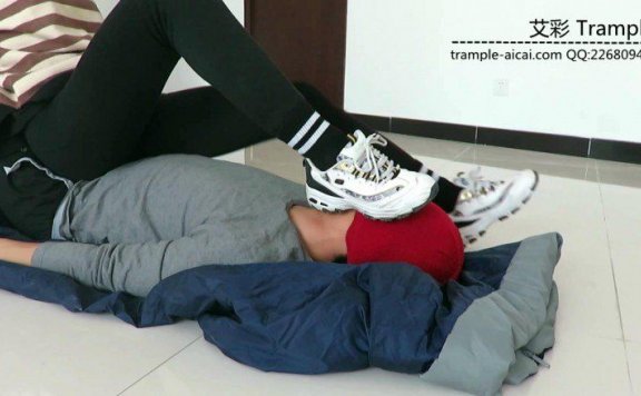 【网盘】窒息!00后女主运动鞋,踩脚裤棉袜,裸足捂脸堵嘴!