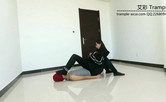 【网盘】00后天使女主骑乘散步，臭棉袜堵脸踩下体！