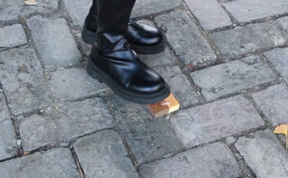 【网盘】【黑丝诱惑】00后素人姣姣的室外黑丝诱惑长靴踩踏 YC-221110