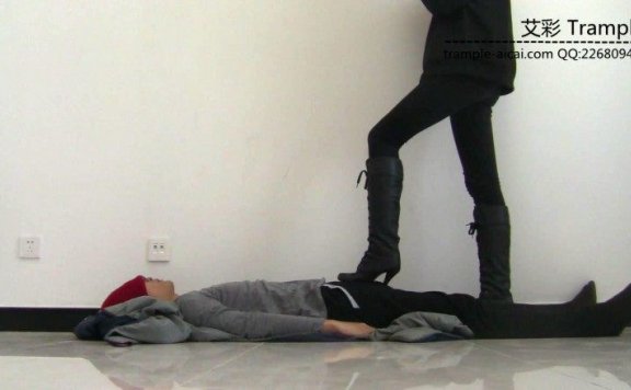 【网盘】00后天使女主高跟长靴践踏贱狗，玩弄下体，全体重踩踏！