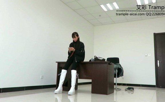 【网盘】00后天使女主白色长靴骑乘牲畜马来回溜达！