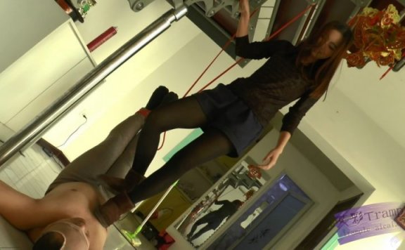 【网盘】琳女神 典雅女神雪地靴里的丝袜脚虐踩