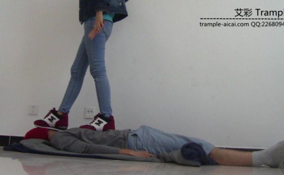 【网盘】萌主运动鞋践踏贱狗30多分钟！