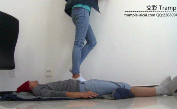 【网盘】萌主棉袜+长靴虐踩贱狗下体及全身！