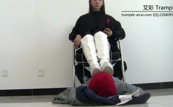 【网盘】00后天使女主出演舔靴闻靴棉袜踩下体！
