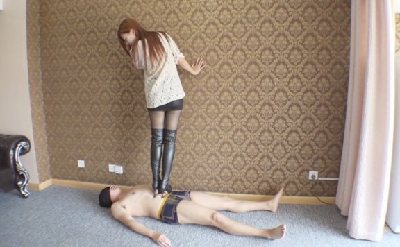 【网盘】小默S黑丝长靴践踏调教