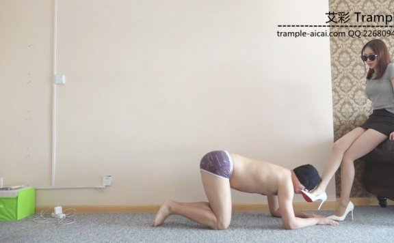 【网盘】肉丝白色细高跟践踏+残酷插嘴调教