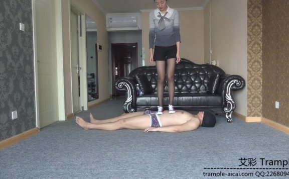 【网盘】173美眉黑丝帆布鞋踢裆+随意踩踏