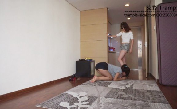 【网盘】『小妮女女』雪白美脚小妮下班日常调教女奴。