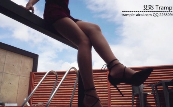 【网盘】性感丝袜高跟鞋全程痛苦践踏调教