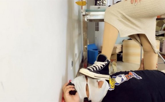 【网盘】【婧児小主】晓G帆布鞋脏白袜踩头踩脖子 踩踹审讯最后裁断囚犯脖子！ YC-220516-4