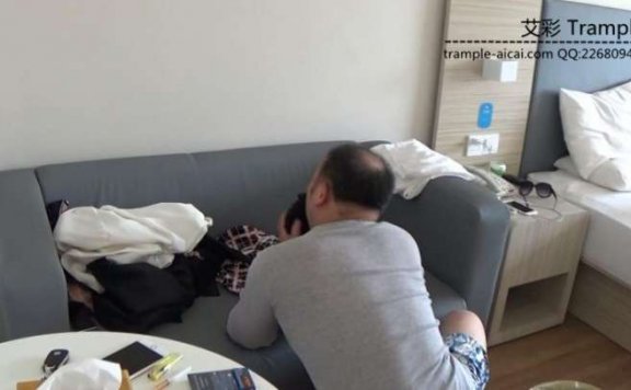 【网盘】好色房东偷吻女租客内衣遭虐打