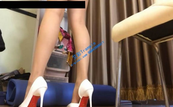 【网盘】白色高跟鞋的客厅调教
