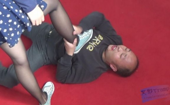 【网盘】决死阵中的情侣决斗—黑丝脚夹脖子扭断吐血