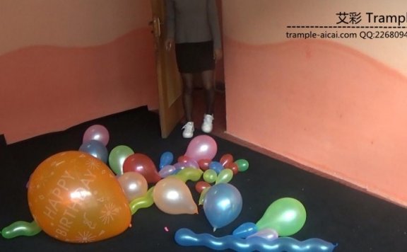 【网盘】黑丝靴子踩气球2