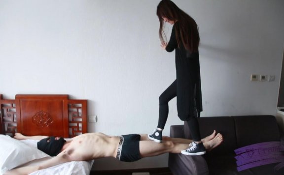 【网盘】vivi跟艾丝踩踏走人桥