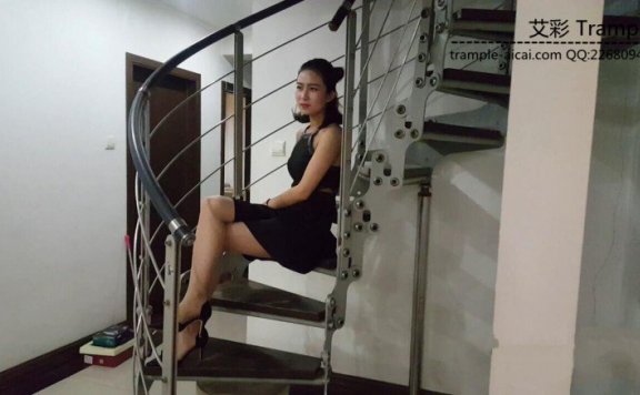 【网盘】最新艾丝女王居家系列—–楼梯间调教贱狗