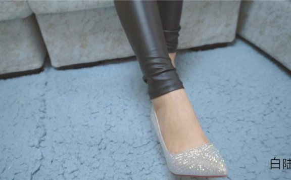 【网盘】初九踩踏女胖M-运动风板鞋踩换成丝袜加棉袜踩