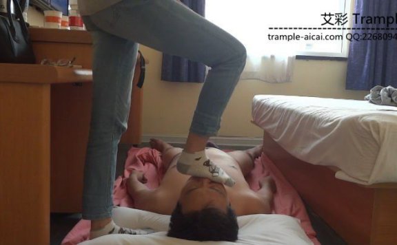 【网盘】小教练棉袜裸足牛仔裤玩弄祈祷哥~